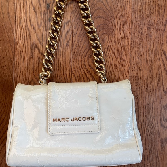 Marc Jacob’s “URSULA” Beige Patent Leather Bag with Gold Chain Handle - Picture 2 of 13